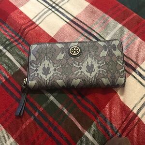 Tory Burch Zip-Around Continental Wallet
